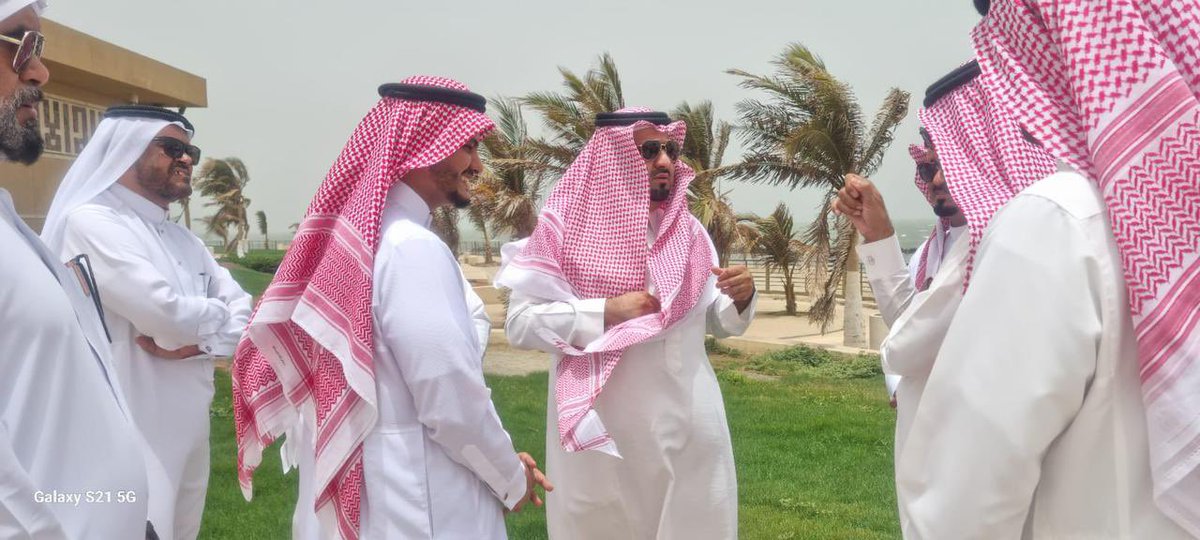 Baishgov's tweet photo. قام محافظ بيش أ.عماش بن فهد الشكره بزيارة تفقديه لكورنيش شاطئ بيش بحضور الرئيس التنفيذي لمدينة جازان للصناعات الاساسية والتحويلية د.حسين الفاضلي واطلع خلال الجولة على سير أعمال الصيانة بالكورنيش ورافقه رئيس بلدية بيش المكلف م.أحمد الأحوس وأكد المحافظ على أهمية إنجاز أعمال الصيانة https://t.co/dDCTmSSlYB