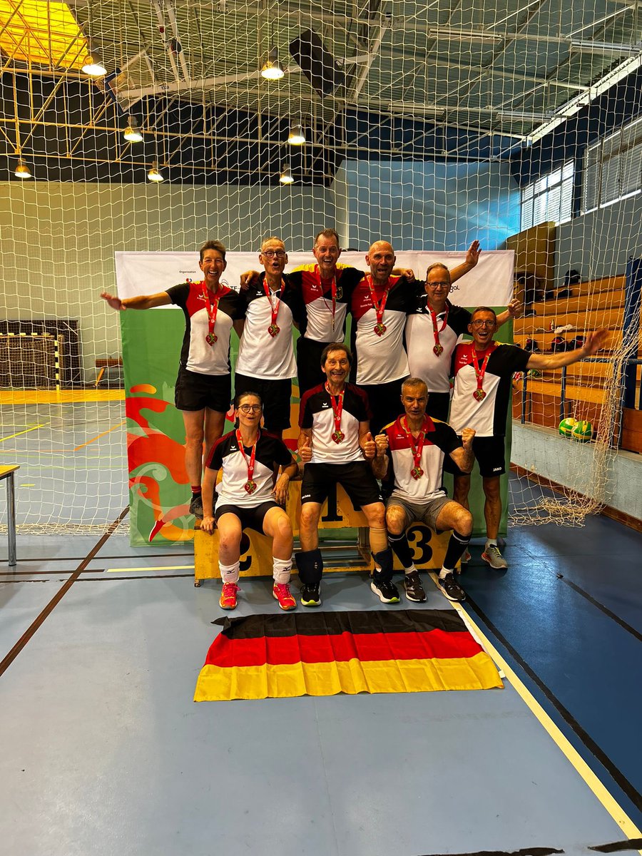 Das deutsche Team holt 🥉 im Volleyball 🏐. Eine tolle Mannschaftsleistung. Europameisterschaft der Transplantierten und Dialysepatienten in Lissabon 🇵🇹. #TransDiaunterwegs
