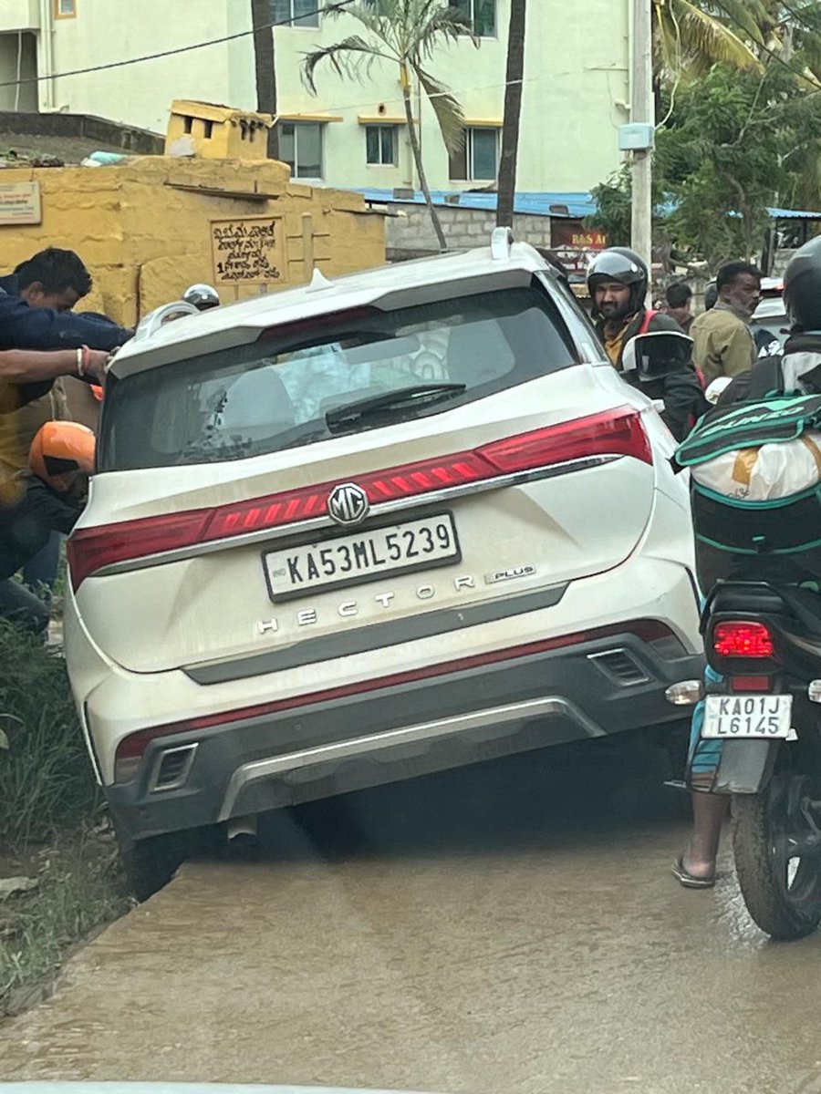 BalagereConnect's tweet photo. Took 3 hrs to cover 3 KM today.
 it's every day affair to cross #PananthurRUB , if this is not #trafficterrorism what else ? Pay tax honestly &amp; face this everyday.
@AshwiniVaishnaw @PCMohanMP  #Bengalore got less attention in #Budget #IThub deserves better https://t.co/GziXWHGKFe
