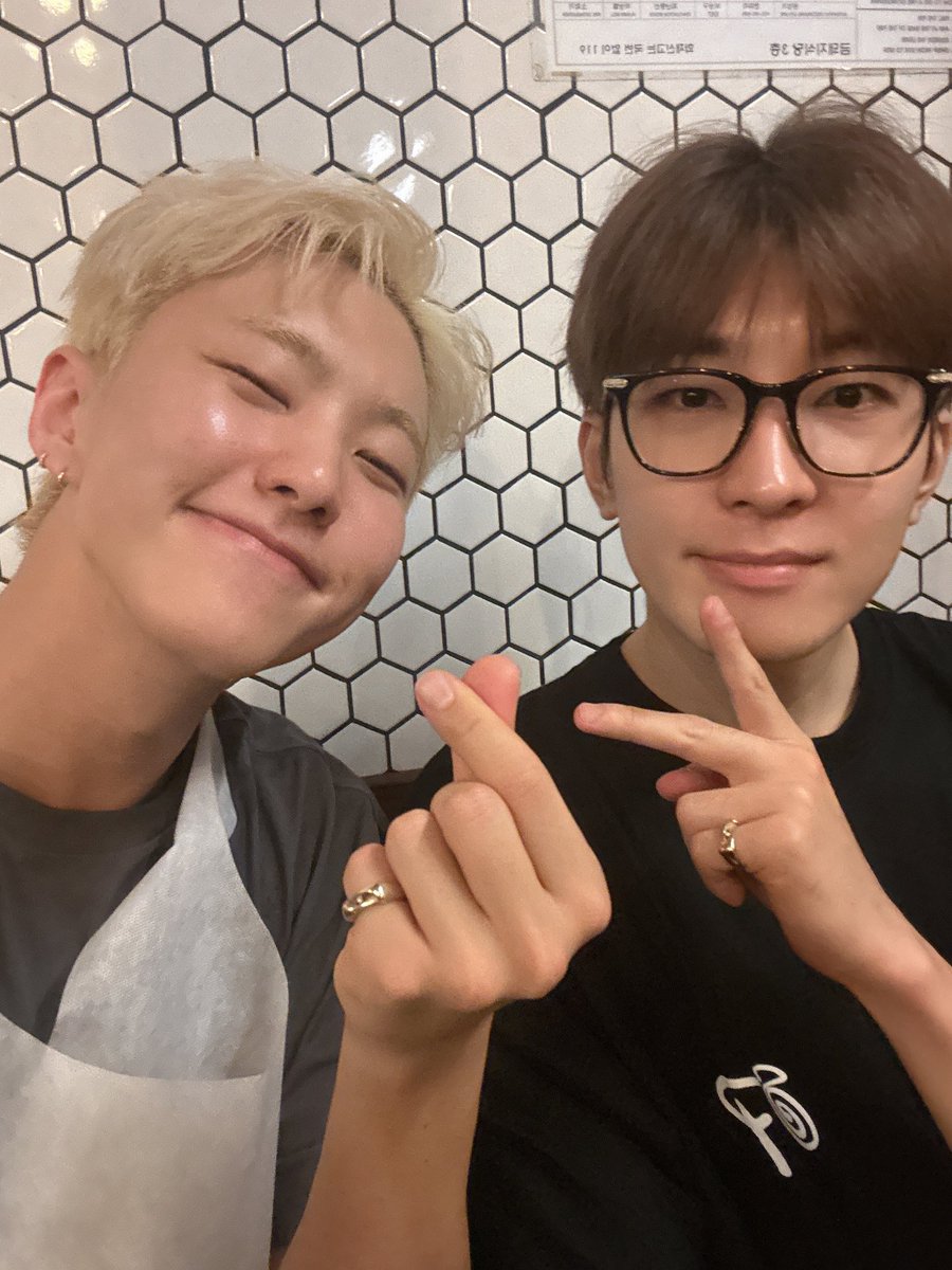 hourlysoonwon's tweet photo. You can't separate wonwoo and hoshi after a concert 

#호시 #원우 #원홋 #권전 https://t.co/1Zc1Uu6HI7