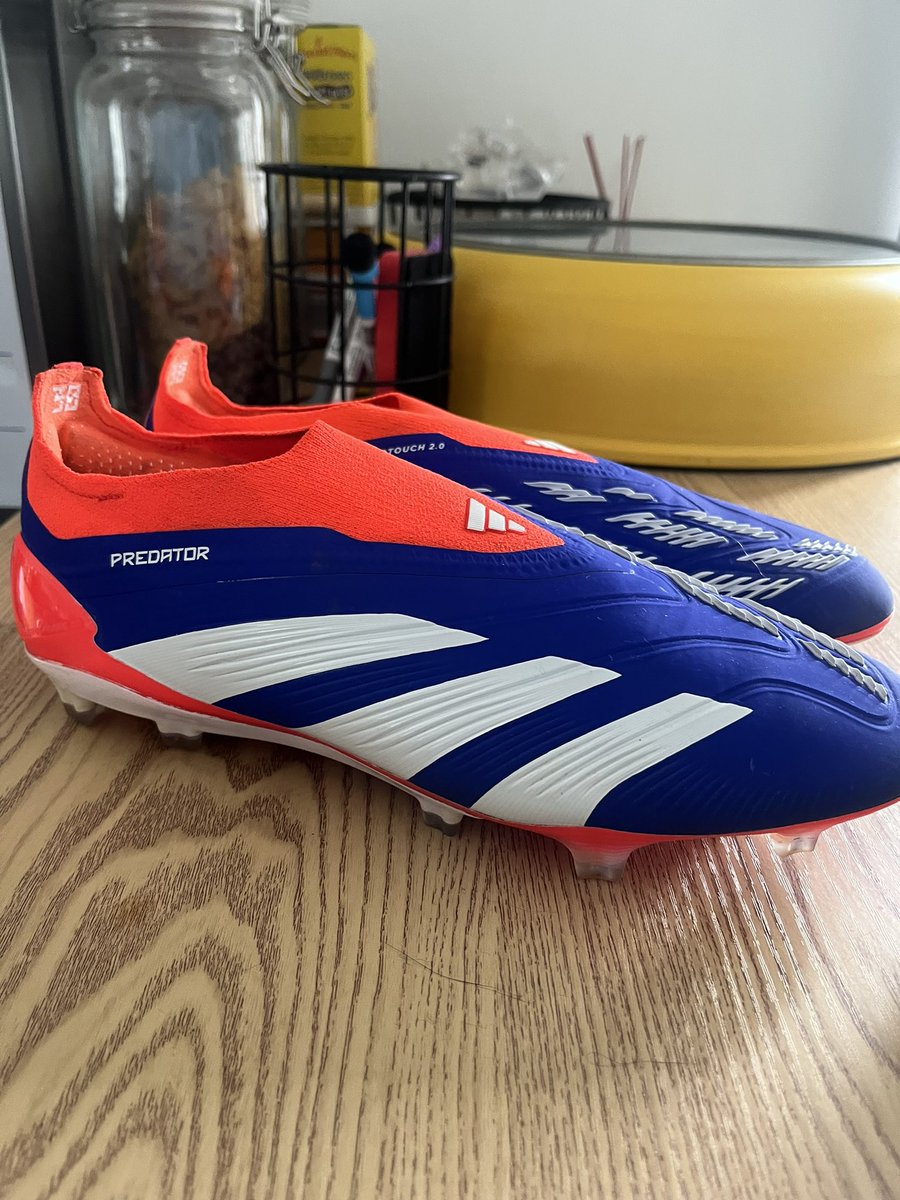 msgr1994's tweet photo. Selling adidas predators

Worn twice 

9.5 

Brought for £230 
Selling £150 https://t.co/LMy6BlzfmN