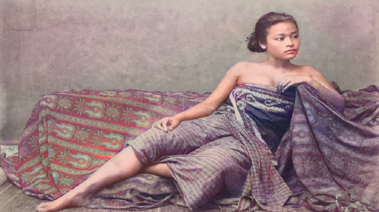 yuki_eliot's tweet image. javanese women wearing traditional batik #colorized #oldphotos #indonesia