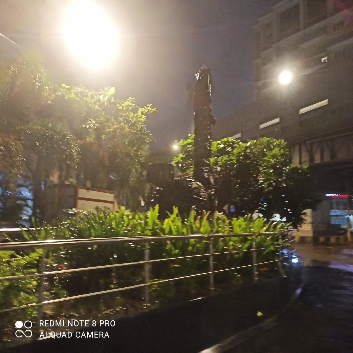 immix96's tweet photo. @mybmc @RoadsOfMumbai @MTPHereToHelp  i dont know who is responsible for this but this thing has been in cover for 2 years. Plz open it before get ruined https://t.co/EubyailEf8
