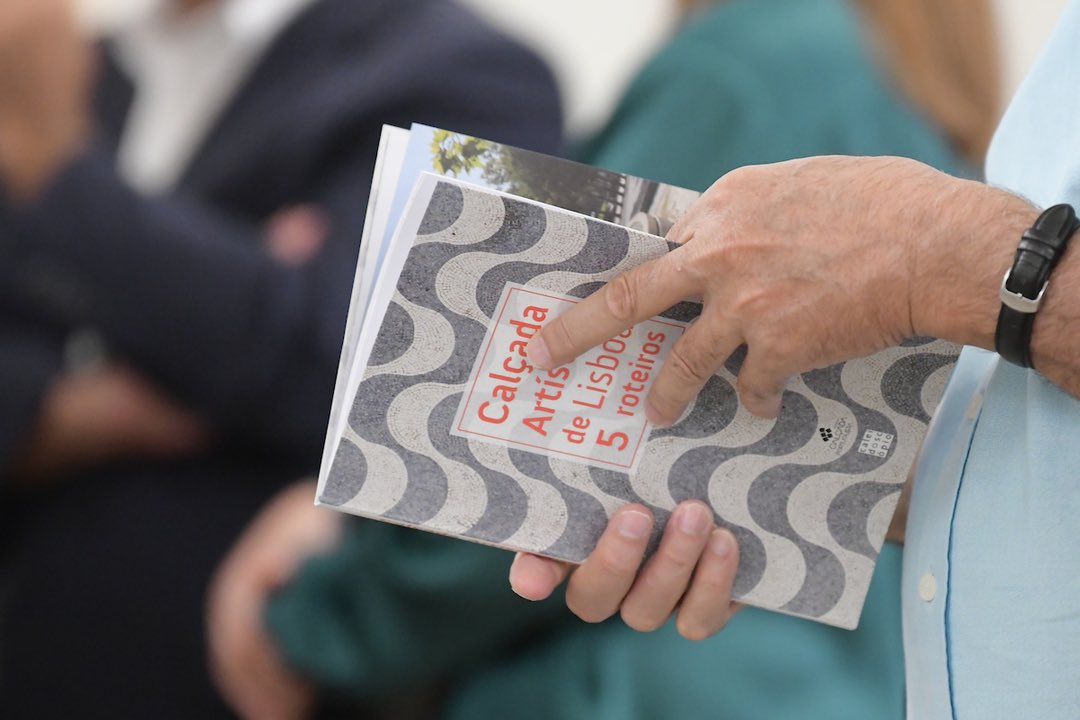 CamaraLisboa's tweet photo. “Um desafio para percorrer e descobrir a calçada artística portuguesa com outro olhar.“
Esta é a missão do livro “Calçada Artística de #Lisboa“ que pretende oferecer 5 roteiros para conhecer e valorizar a calçada. Pode encontrá-lo à venda nas livrarias. 
@Moedas @TurismodeLisboa https://t.co/c6xZ4P7c31