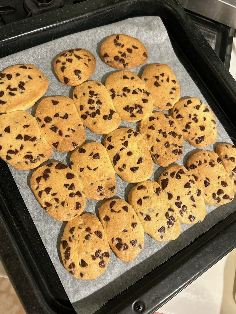 思い立って早朝からチョコチップクッキー焼くおじさん🍪

ギッチギチに詰めたらめっちゃ連結しました😇