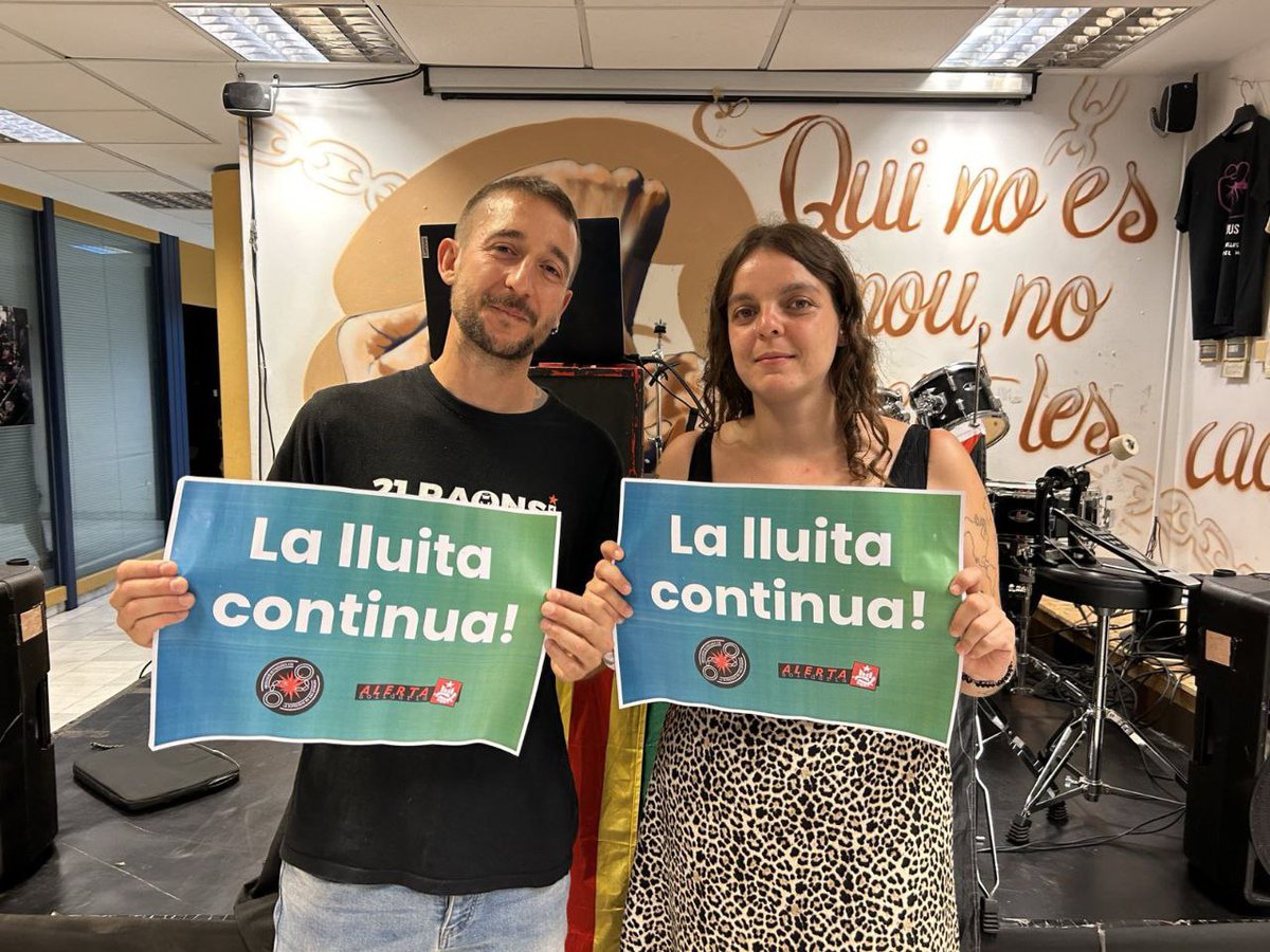 ✊🏼 Dos amnistiats que en plena celebració no perden el nord: amb l'amnistia la repressió no s'atura.

👏🏼 Clam solidari amb les <a href="/Detingudes23S/">Detingudes23S</a> a qui es nega l'amnistia i se'ls amenaça amb allargar el patiment anant a Europa: #LaLluitaContinua!

Gràcies @OscarGironi i <a href="/Ccostaca/">CarlaCosta</a> !!!