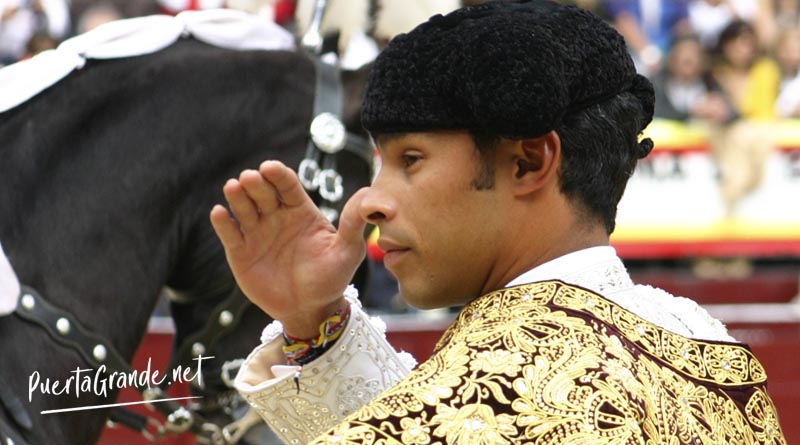 𝐵𝑜𝑙𝑖́𝑣𝑎𝑟, 20 𝑎𝑛̃𝑜𝑠 𝑑𝑒 𝑎𝑙𝑡𝑒𝑟𝑛𝑎𝑡𝑖𝑣𝑎
Se doctoró el 24 de julio de 2004 en la plaza de Valencia. Tras César Rincón, es el colombiano que más veces ha actuado en Madrid, Sevilla, y en plazas de primera categoría de España y Francia.
puertagrande.net/bolivar-20-ano…