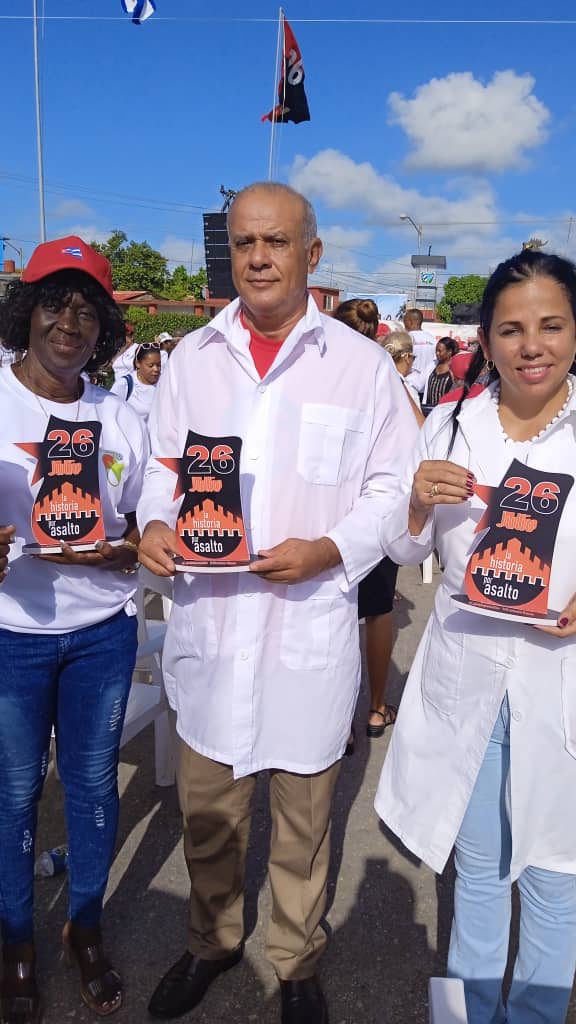 En el acto provincial por el día de la Rebeldía Nacional celebrado en #CiegoDeÁvila se reconocen  con #LatirAvileño la Sucursal de Servicios Médicos Cubanos, la Universidad de Ciencias Médicas y la Empresa Provincial de Farmacia y óptica.
#CubaPorLaVida