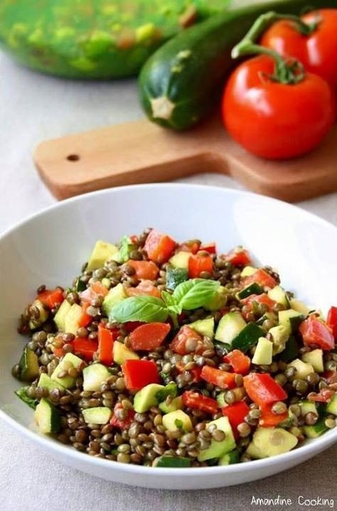 IssoumailaF's tweet image. Pour un déjeuner frais et léger

Essaie cette salade de lentilles aux légumes :

Cuire les lentilles.

Ajouter des légumes coupés en dés :

- Concombres
- Poivrons
- Tomates

Assaisonner avec une vinaigrette au citron. 

C&apos;est délicieux et nutritif !