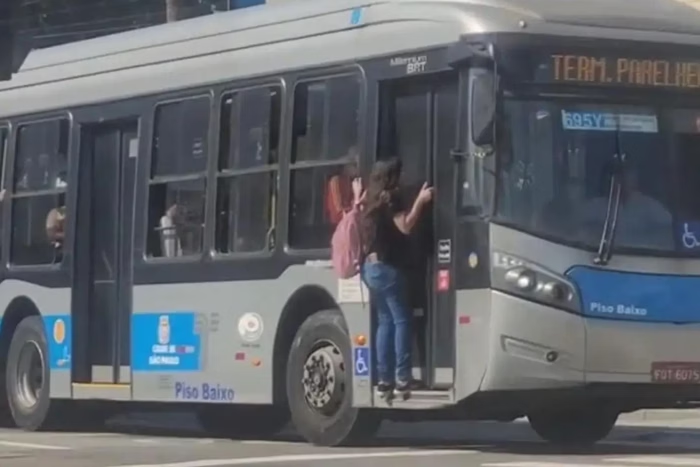 portalemtempo's tweet image. VÍDEO: Mulher é flagrada pendurada em porta de ônibus
#ônibus #passageira #porta
emtempo.com.br/322566/geral/v…