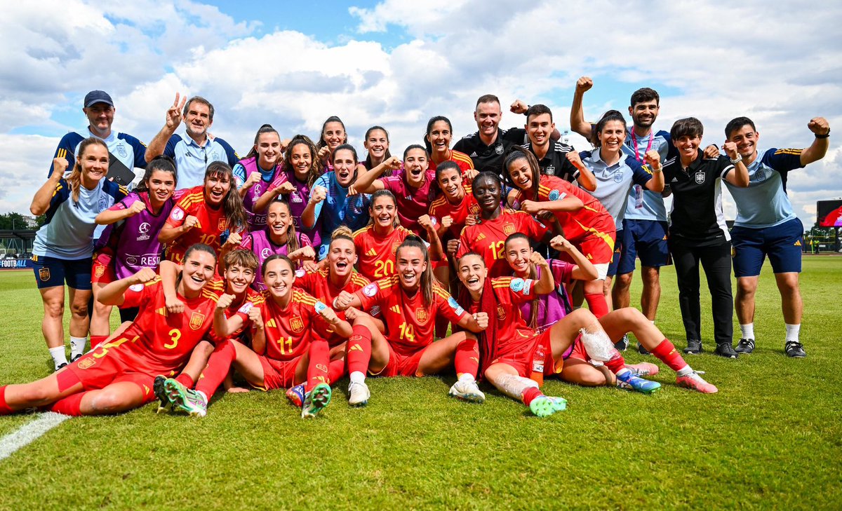 ¡Nuestras <a href="/raquelrp_14/">Raquel</a> y <a href="/jimenavicarioo_/">jimenavicario_</a> están en la final de la #U19WEURO! 🏆

#InternacionalesDA 🌍
#U19WEURO | #GoazenGloriosas ⚪️🔵
