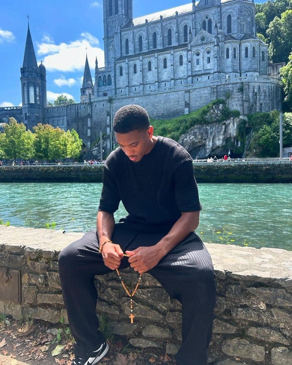 Na zdjęciu Anthony Martial, francuski piłkarz Manchesteru United. Wrzucił na swój profil zdjęcie z różańcem, wykonane przed Sanktuarium Matki Bożej w Lourdes. Zdjęcie opatrzone wpisem: „Dziękuję Ci Boże za wszystko”. 🙏👏🏻