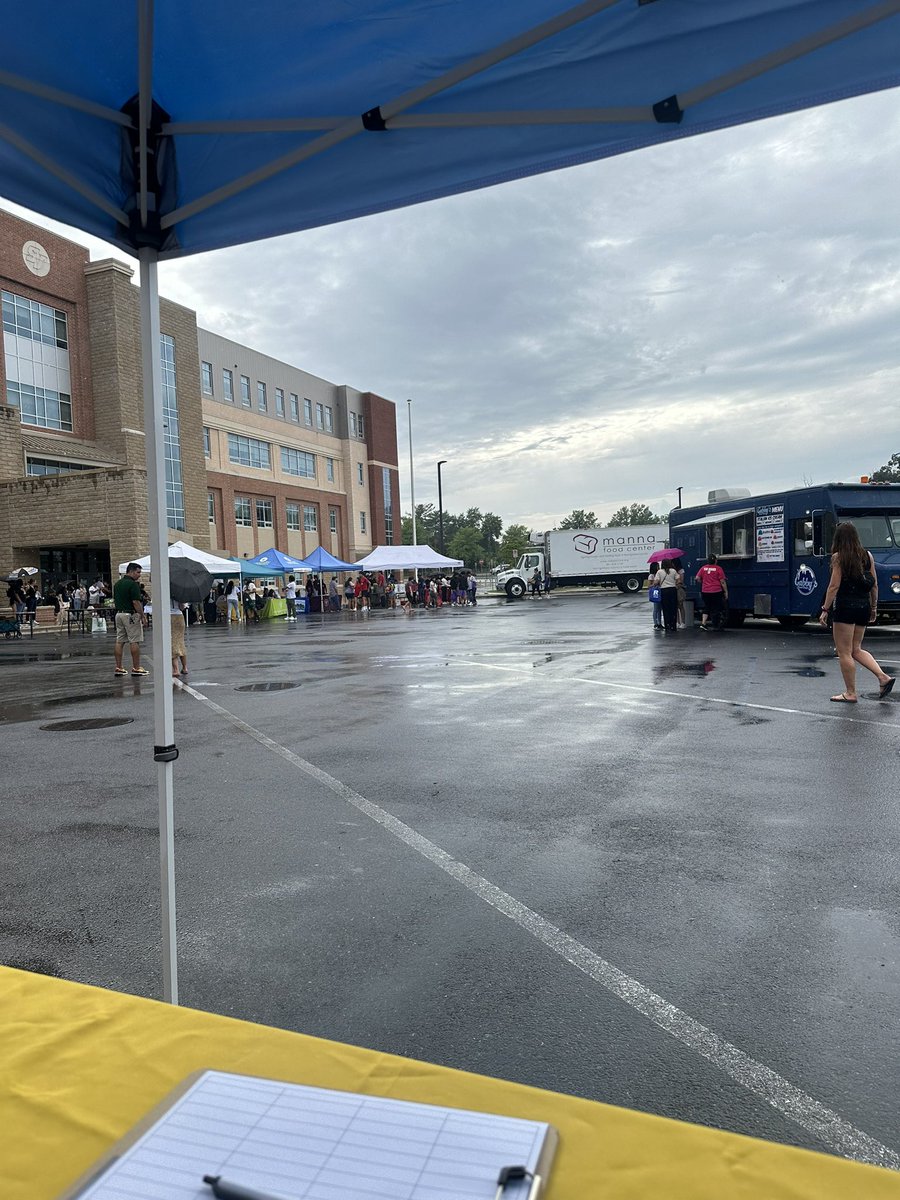 MrH_LSES's tweet image. Rain or Shine the Seneca Valley Cluster Block Party has started! The entire community is invited for food, resources, and fun from 4-7! #LSES #CougarPride 💙💛🐾