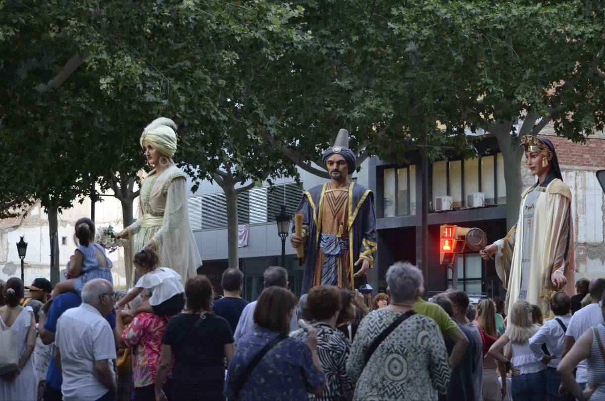 ✨🎋 Aquest any, els Fanalets de Sant Jaume porten un missatge especial! Amb un fanalet que il·lumina el Pla de l'Estació, defensem el comerç de proximitat!

👏Per continuar celebrant les tradicions i llegendes, a més de preservar el comerç la nostra ciutat!