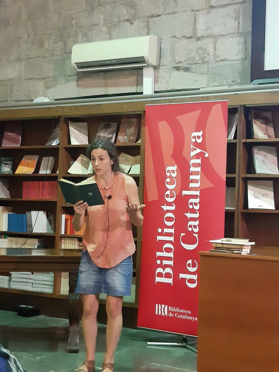 MartaFdezJurjo's tweet photo. Inauguració de l’exposició dels premis ‘Hommage à trois’ del 2022 i 2023 a la @BiblioCatalunya. Lectura dramatitzada, a càrrec de Georgina de Yebra, de fragments d'autors que han inspirat les obres: Molière, Novalis, Ichiyō Higuchi, Willa Cather, García Lorca i Wisława Szymborska https://t.co/PrtnIpVzvs