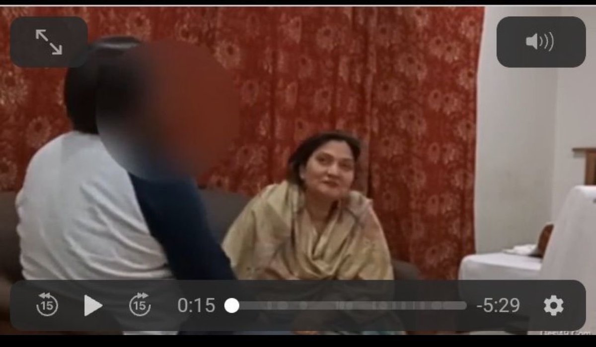 AzmaBokhariPMLN's tweet image. کل لاہور ہائیکورٹ میں چیف جسٹس صاحبہ سے اپنے لئے انصاف مانگنے جاوں گی؟کیا ہم عورتوں کے لئے بھی کوئی انصاف ہے یا یہ سہولت صرف دہشتگردوں کے لئے ہے؟ہتک عزت پہ کاروائی روکنے والوں سے سوال کروں گی کہ بتائیں ہمارے لئے اب کیا حکم ہے؟اب بس اور نہیں،کل خود اپنا کیس لڑوں گی