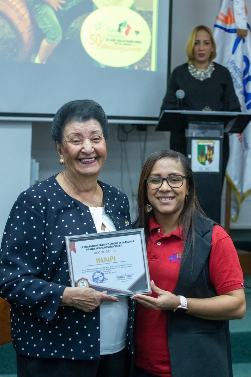 Encabezó esta actividad, la directora ejecutiva del INAIPI, <a href="/BesaidaSantana/">Besaida Santana de Baez</a>, quien recibió un reconocimiento por parte de <a href="/casaabiertard/">Casa Abierta RD</a>, por su entrega y dedicación a favor de la Escuela Infantil Lluvia de Bendiciones. 🏅