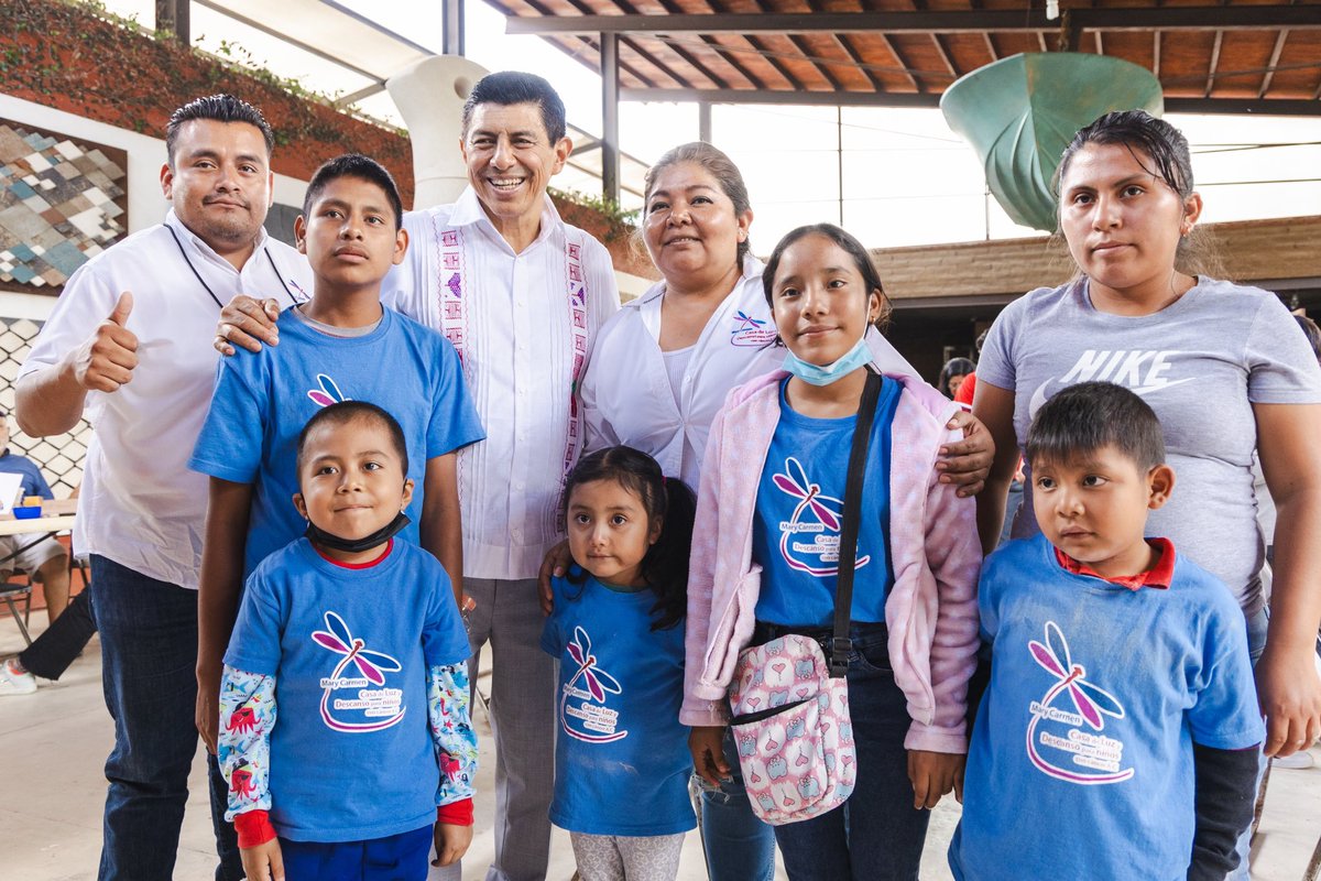 salomonj's tweet photo. Visitamos el taller “Los Alacranes” en San Agustín Etla, para conocer el maravilloso trabajo de cerámica que están haciendo niñas y niños, con los maestros Adán Paredes y Shinzaburo Takeda, para la creación de un mural en el Parque #PrimaveraOaxaqueña.

Esta obra se ubicará en el área de arenero, un espacio para el juego y la recreación de las familias oaxaqueñas, en donde podrán admirar las losetas de cerámica que se elaboran en el taller. Nos acompañaron en esta visita y recorrido el secretario de Infraestructuras, @netsalvatierra, y el secretario de Culturas y Artes, @VictorCataOax.