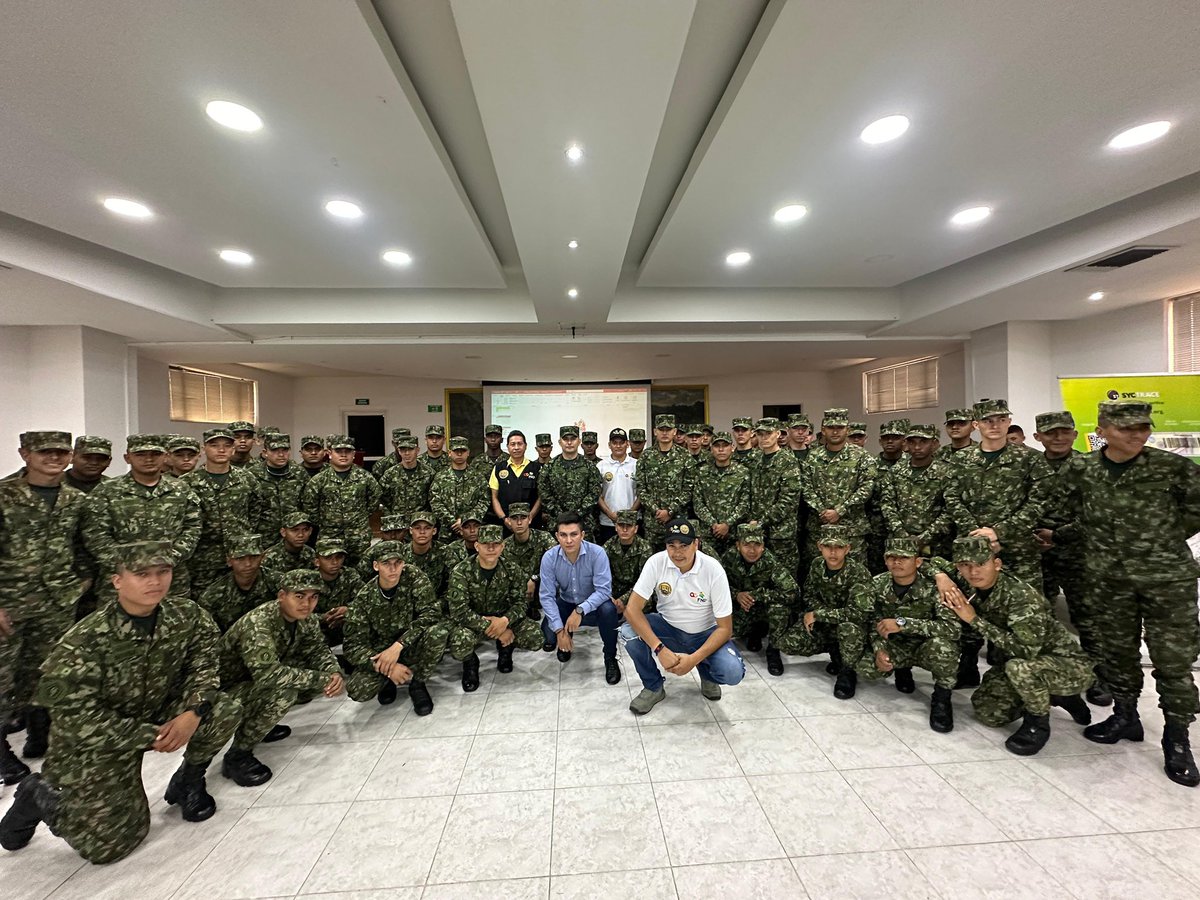 GobdeSantander's tweet image. #AcciónUnificada| Nuestro Grupo Operativo Anticontrabando de la Sec. de Hacienda capacitó a dos pelotones orgánicos de la #QuintaBrigada del @COL_EJERCITO, sobre los procesos indicados para identificar la legalidad de los licores y sus estampillas.

#TodosContraElContrabando 👊🏼