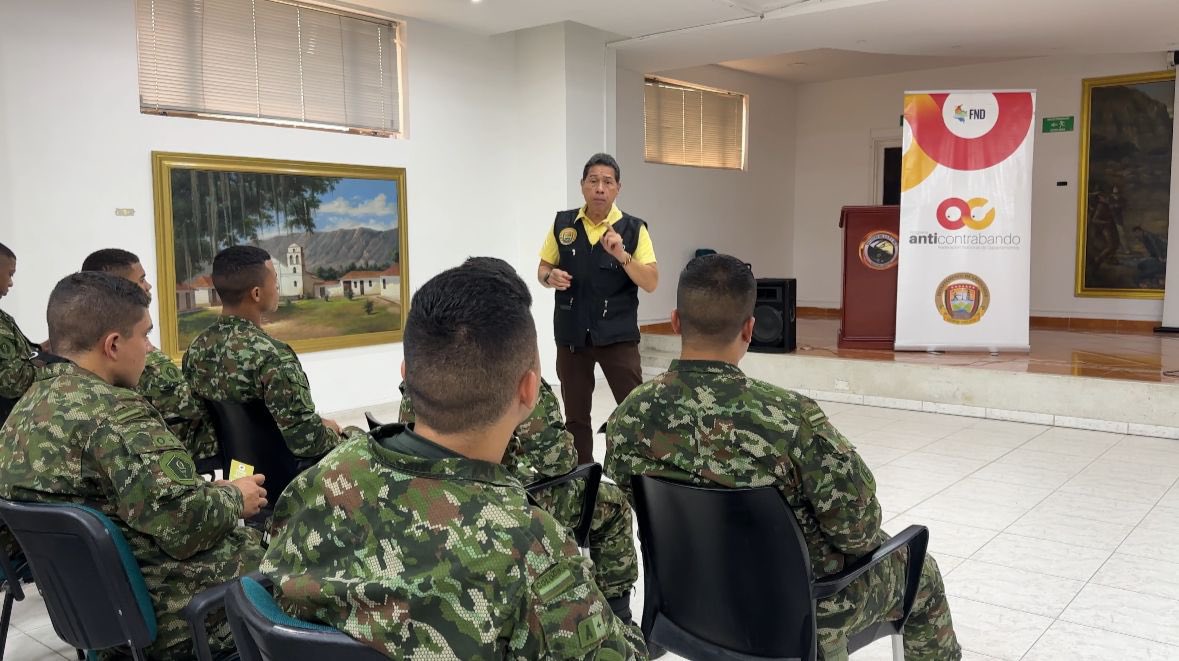 GobdeSantander's tweet image. #AcciónUnificada| Nuestro Grupo Operativo Anticontrabando de la Sec. de Hacienda capacitó a dos pelotones orgánicos de la #QuintaBrigada del @COL_EJERCITO, sobre los procesos indicados para identificar la legalidad de los licores y sus estampillas.

#TodosContraElContrabando 👊🏼