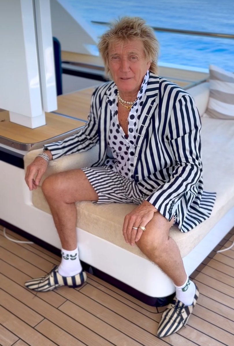 Ciara_Knight's tweet image. Foot Locker employees on holidays