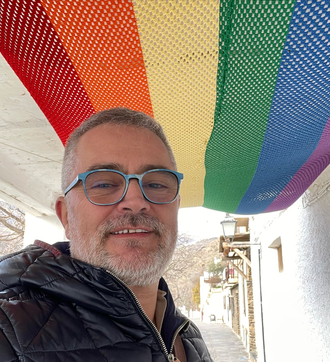 This smiles I put on always makes everyone think I'm the happiest man in the universe.