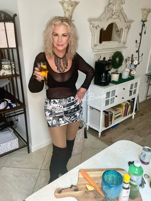 Good evening💋  Mixing up a classic Shandy.  Cool and refreshing for summer!   Yes, there's a naughty<a href="/tag/newprofilepic"class="tags"><span>#newprofilepic</span></a>