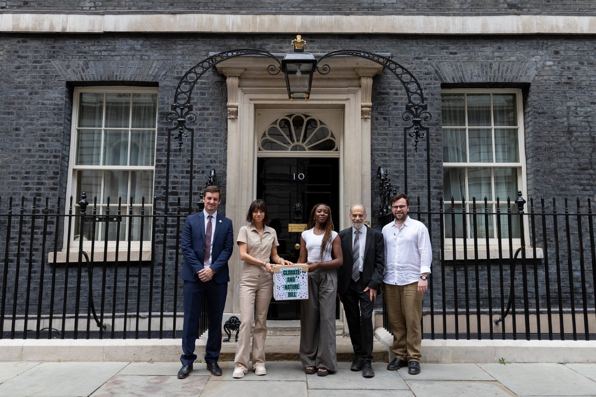 📣 Today, 100 Zero Hour champions, supported by 160 MPs, 225 scientists, 365 councils—and 52,000 #CANBill campaigners—delivered an urgent message to <a href="/Keir_Starmer/">Keir Starmer</a>: “Prime Minister, please, back the science. Back the Climate &amp; Nature Bill. Let’s secure a liveable future—together.”
