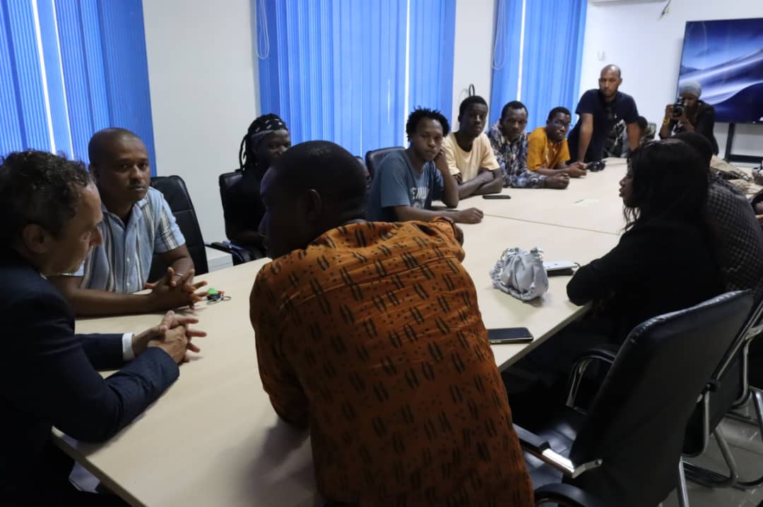 AmbaFrGuinee's tweet photo. L’ambassadeur de France 🇫🇷 en Guinée 🇬🇳, Marc Fonbaustier, a rendu visite aux jeunes cinéastes lauréats du projet SABOUTECH. Il a ensuite découvert les différentes étapes de création d’un film. 

La jeunesse de Guinée 🇬🇳 avance, nous impressionne et nous fait rêver ! https://t.co/DUhePb8XzA
