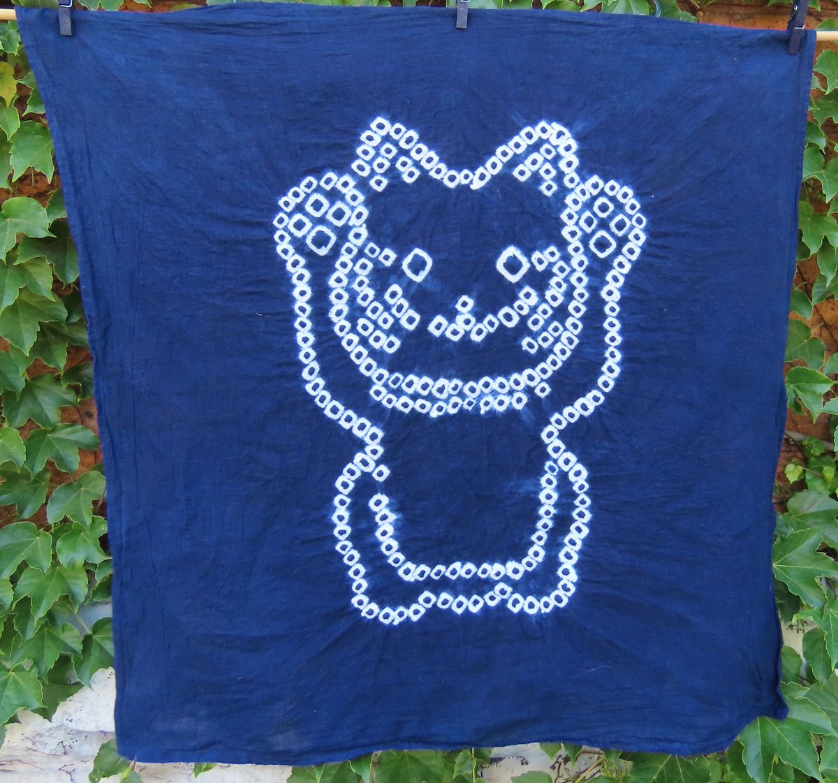 TommycTonmi's tweet photo. Shibori 招き猫 maneki neko [beckoning cat] variations #藍染め #indigodyeing #鹿の子絞り #招き猫 https://t.co/0GJ22HfXKY