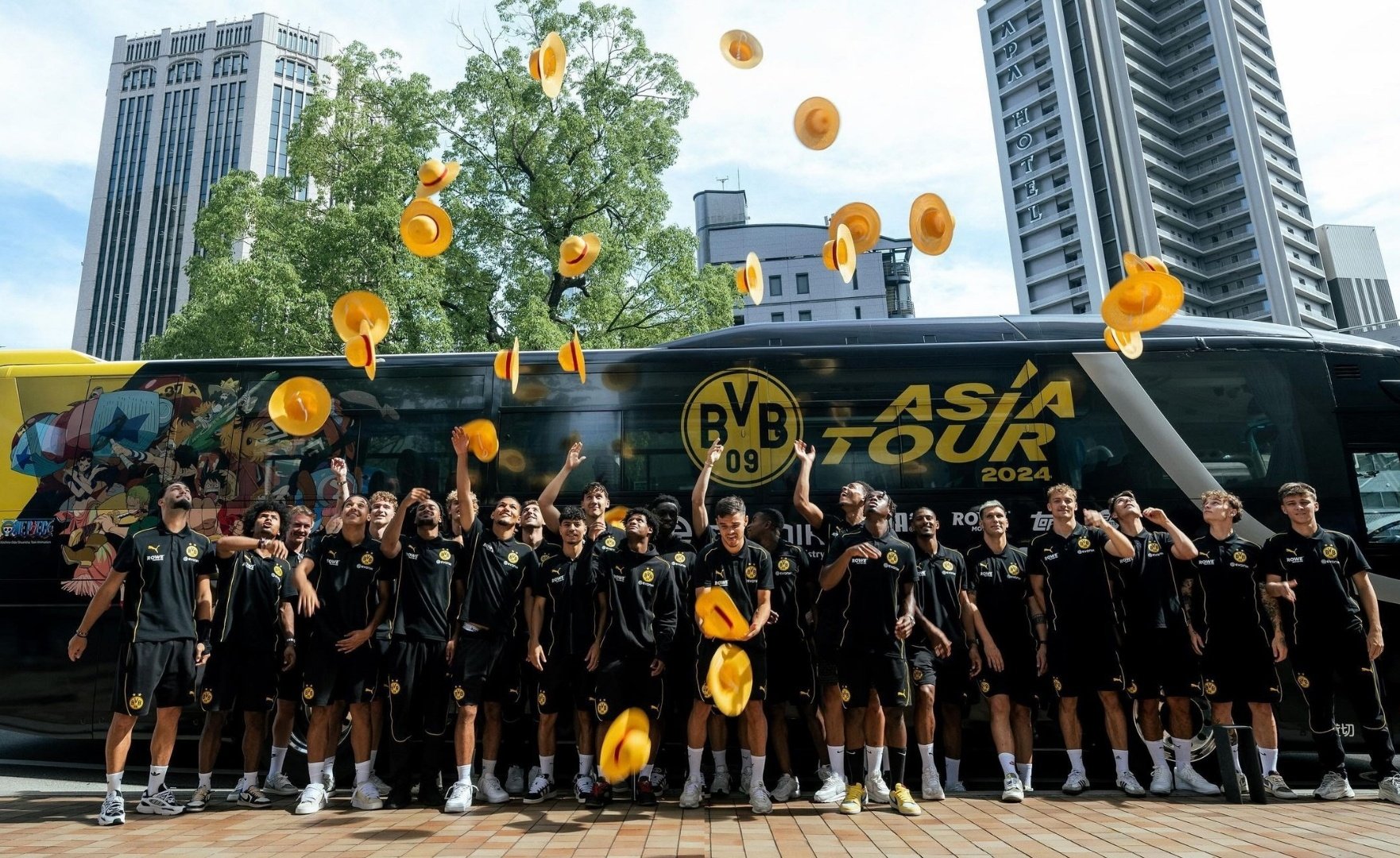 One Piece News on X: "ONE PIECE ❤️ BORUSSIA DORTMUND O elenco do Borussia  nesse fim de semana fez um passeio pelo Japão, com um pouco de foco em um  certo pirata