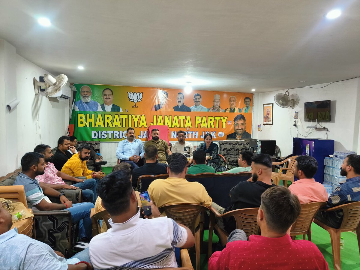 pankajbadgotra's tweet photo. आज विधानसभा मढ़ एवं विधानसभा नगरोटा
युवा मोर्चा के कार्यकर्ताओं के साथ विधानसभा स्तर पर होने वाले युवा सम्मेलन के बारे में विस्तार से चर्चा की
@BJP4JnK @BJYM4JK
@blsanthosh ji
@AshokKoul59 ji
#THEBJP #youth #empower #yuvasammelan #JammuKashmir https://t.co/emBRRk4M3s
