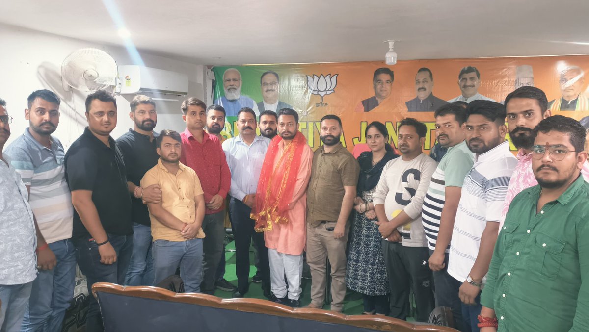 pankajbadgotra's tweet photo. आज विधानसभा मढ़ एवं विधानसभा नगरोटा
युवा मोर्चा के कार्यकर्ताओं के साथ विधानसभा स्तर पर होने वाले युवा सम्मेलन के बारे में विस्तार से चर्चा की
@BJP4JnK @BJYM4JK
@blsanthosh ji
@AshokKoul59 ji
#THEBJP #youth #empower #yuvasammelan #JammuKashmir https://t.co/emBRRk4M3s
