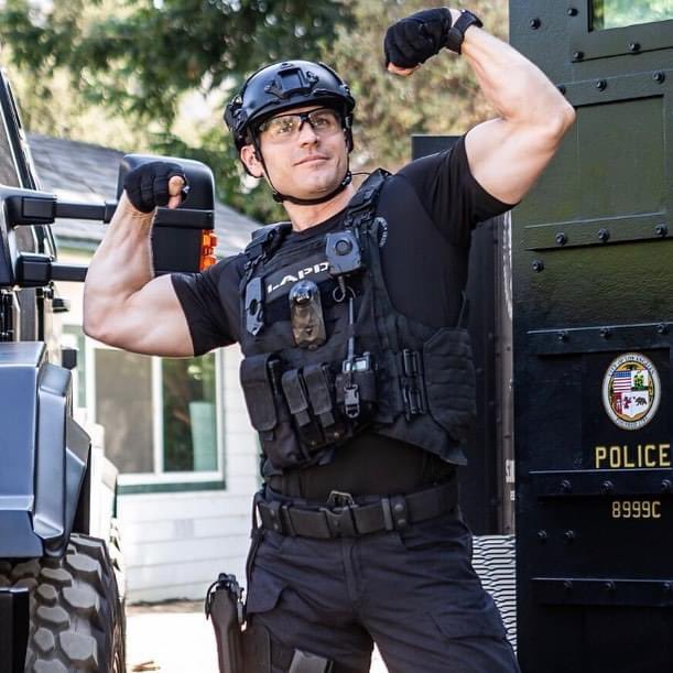 CosplayerGuys's tweet photo. #GunShow #Guysinuniform #GuysInTightshirts #Guysintightpants #hotguysincostume #Guyswhoworkout #911onABC #SWATteam #Meninuniform
#LouFerrignoJr #SWAT #911onfox https://t.co/m1OclKeo9T