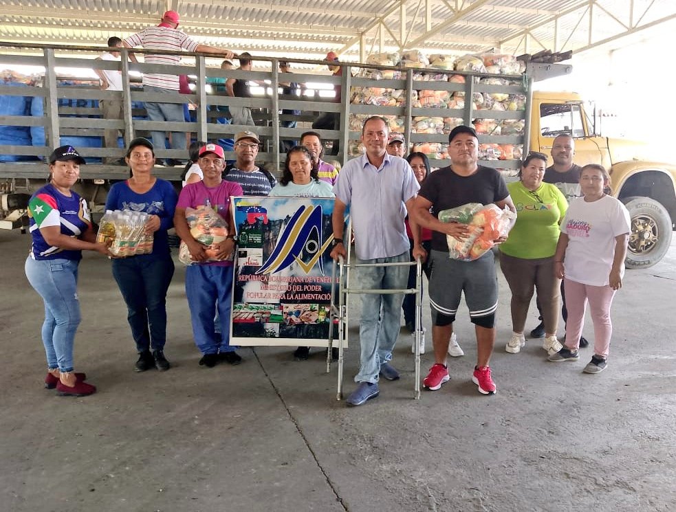 Minppaltru's tweet photo. Continuando con el trabajo de la Misión Alimentación, despachamos 7.694 combos CLAP para atender a 7.047 familias del municipio Miranda gracias al compromiso del Pdte. @NicolasMaduro.
¡Alimentar es vencer!

#CunaDeLibertadores https://t.co/QXAY0ikIRv