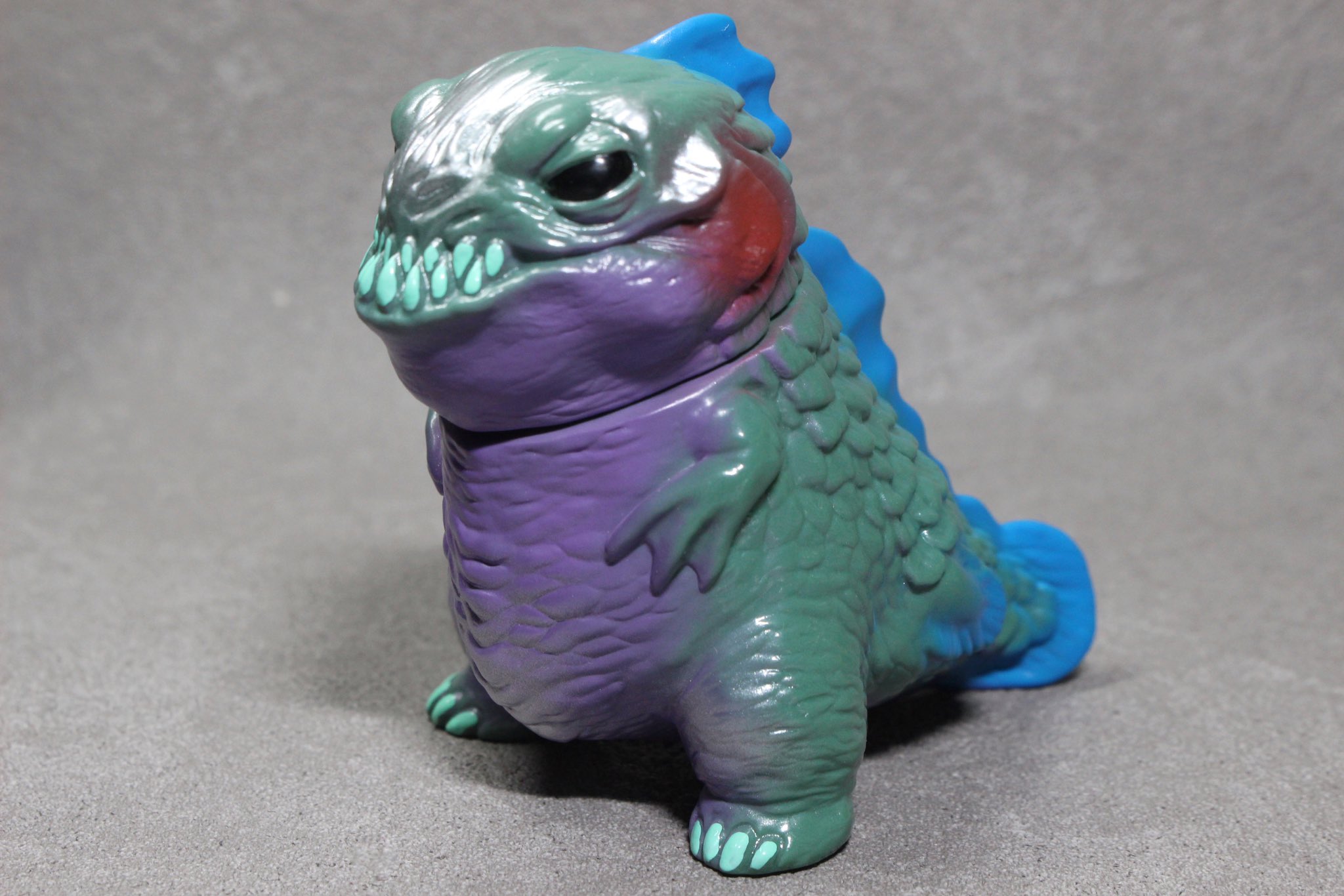 三毛玩具 サラマンドス 水色蓄光 ソフビ - メルカリ