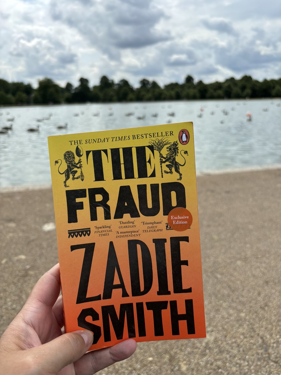 À Londres, je lis une autrice londonienne! 
L’imposture de #zadiesmith #kensingtongardens #roundpond