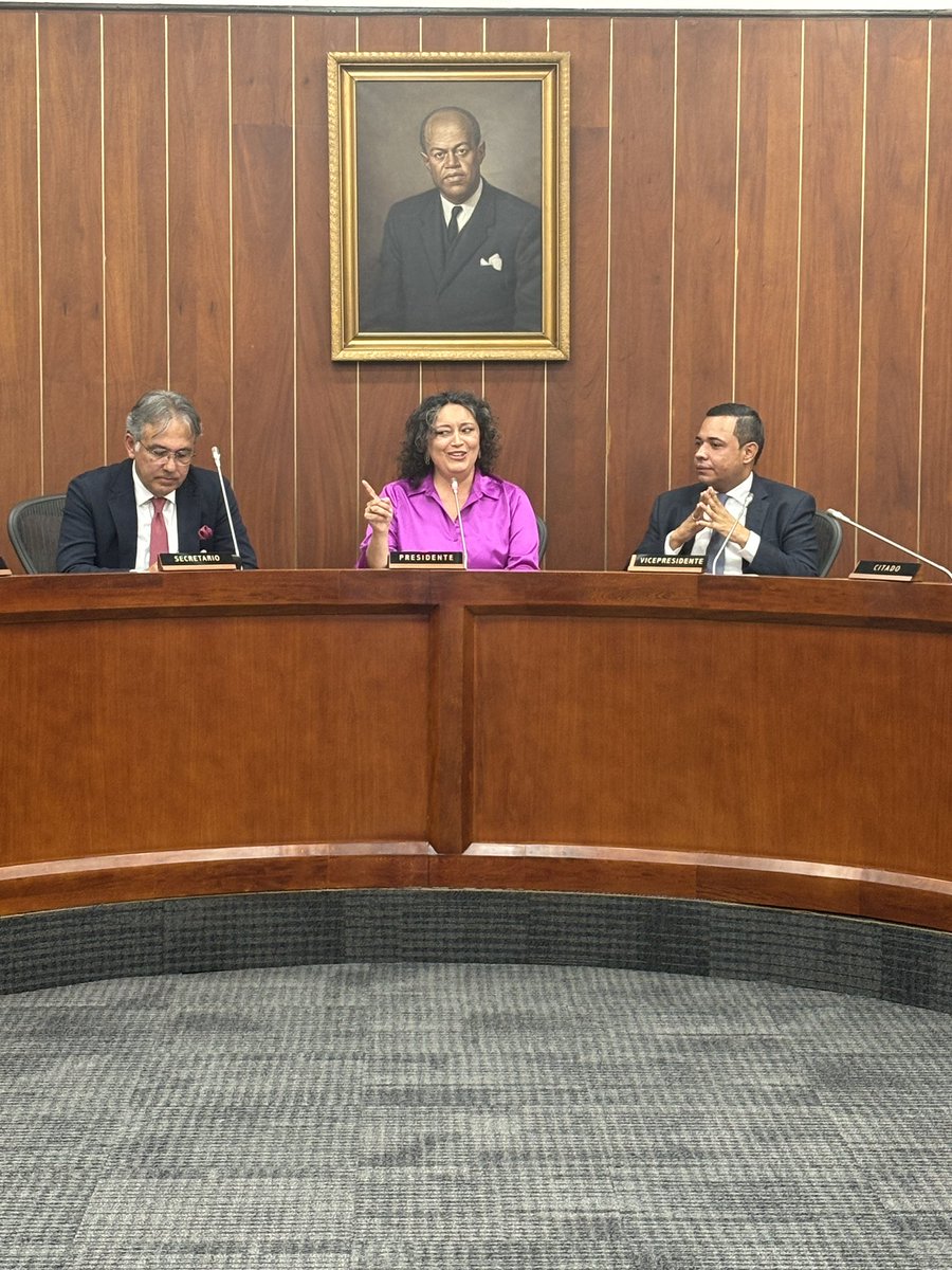AngelicaLozanoC's tweet photo. Fui electa como presidenta de la Comisión Cuarta de Senado, les agradezco a mis compañeros por su voto de confianza.

Asumo desde aquí el inmenso desafío frente al momento que vive la economía colombiana, porque el país no está para cuentas alegres.

Desde aquí nos comprometemos a que el Presupuesto General de la Nación se decida con los ciudadanos, en todas las regiones del país, y no a partir de cuestionados pactos políticos.