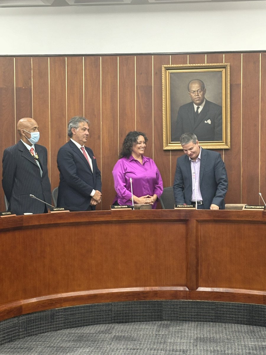 AngelicaLozanoC's tweet photo. Fui electa como presidenta de la Comisión Cuarta de Senado, les agradezco a mis compañeros por su voto de confianza.

Asumo desde aquí el inmenso desafío frente al momento que vive la economía colombiana, porque el país no está para cuentas alegres.

Desde aquí nos comprometemos a que el Presupuesto General de la Nación se decida con los ciudadanos, en todas las regiones del país, y no a partir de cuestionados pactos políticos.