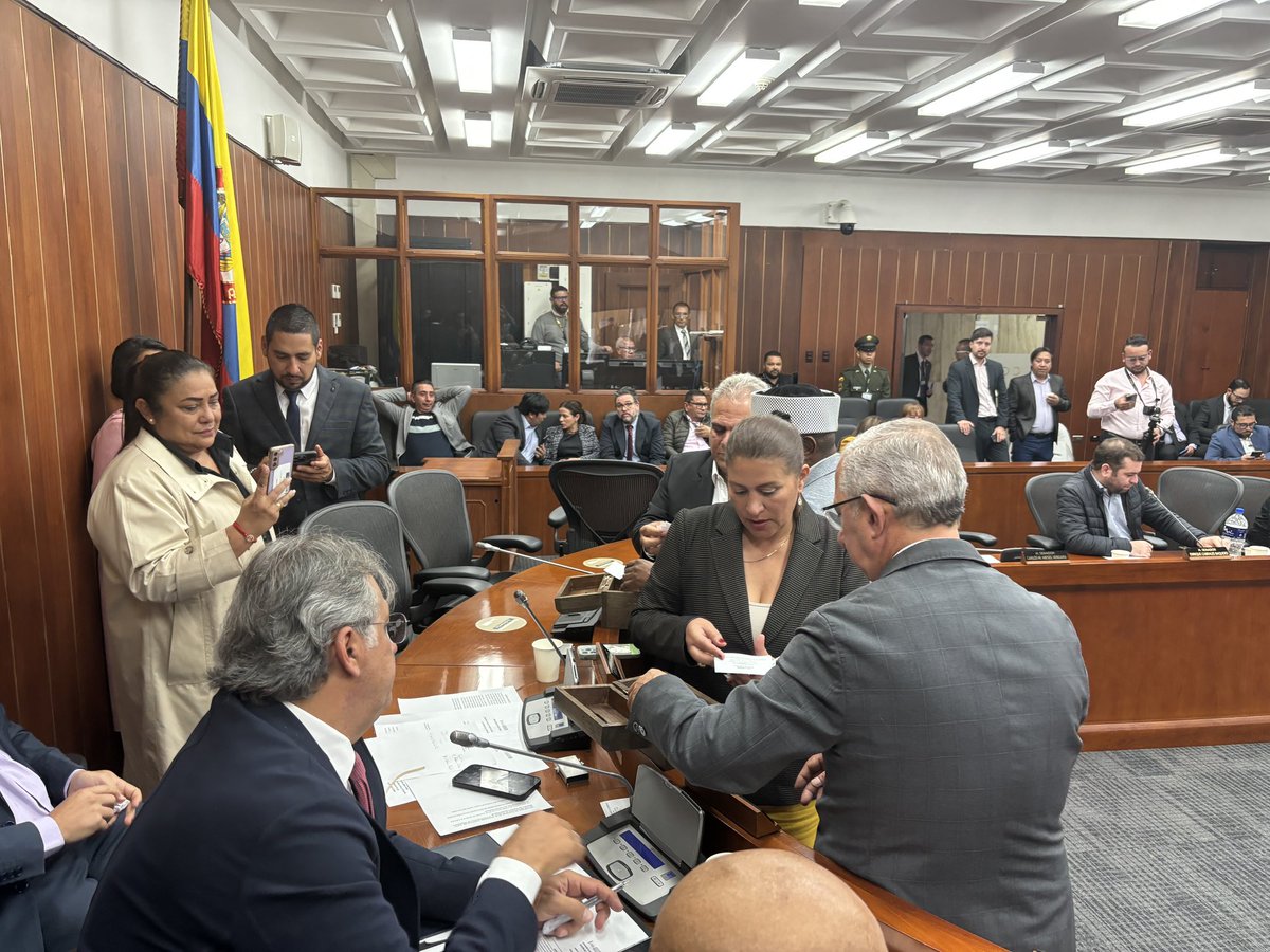 AngelicaLozanoC's tweet photo. Fui electa como presidenta de la Comisión Cuarta de Senado, les agradezco a mis compañeros por su voto de confianza.

Asumo desde aquí el inmenso desafío frente al momento que vive la economía colombiana, porque el país no está para cuentas alegres.

Desde aquí nos comprometemos a que el Presupuesto General de la Nación se decida con los ciudadanos, en todas las regiones del país, y no a partir de cuestionados pactos políticos.