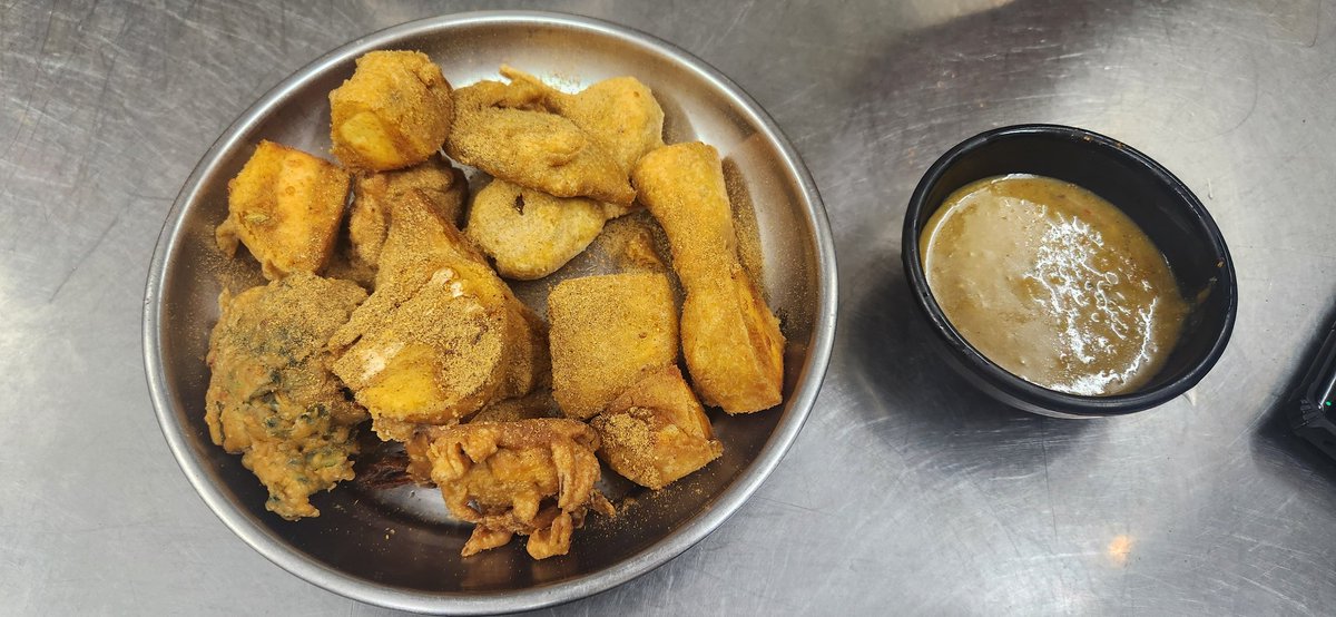 avanishutsav's tweet image. Ham itne Gandhian hain ki pakode bhi Gandhi ji ke hi khate hain....❤️
#Gurugram #iconic #pakode