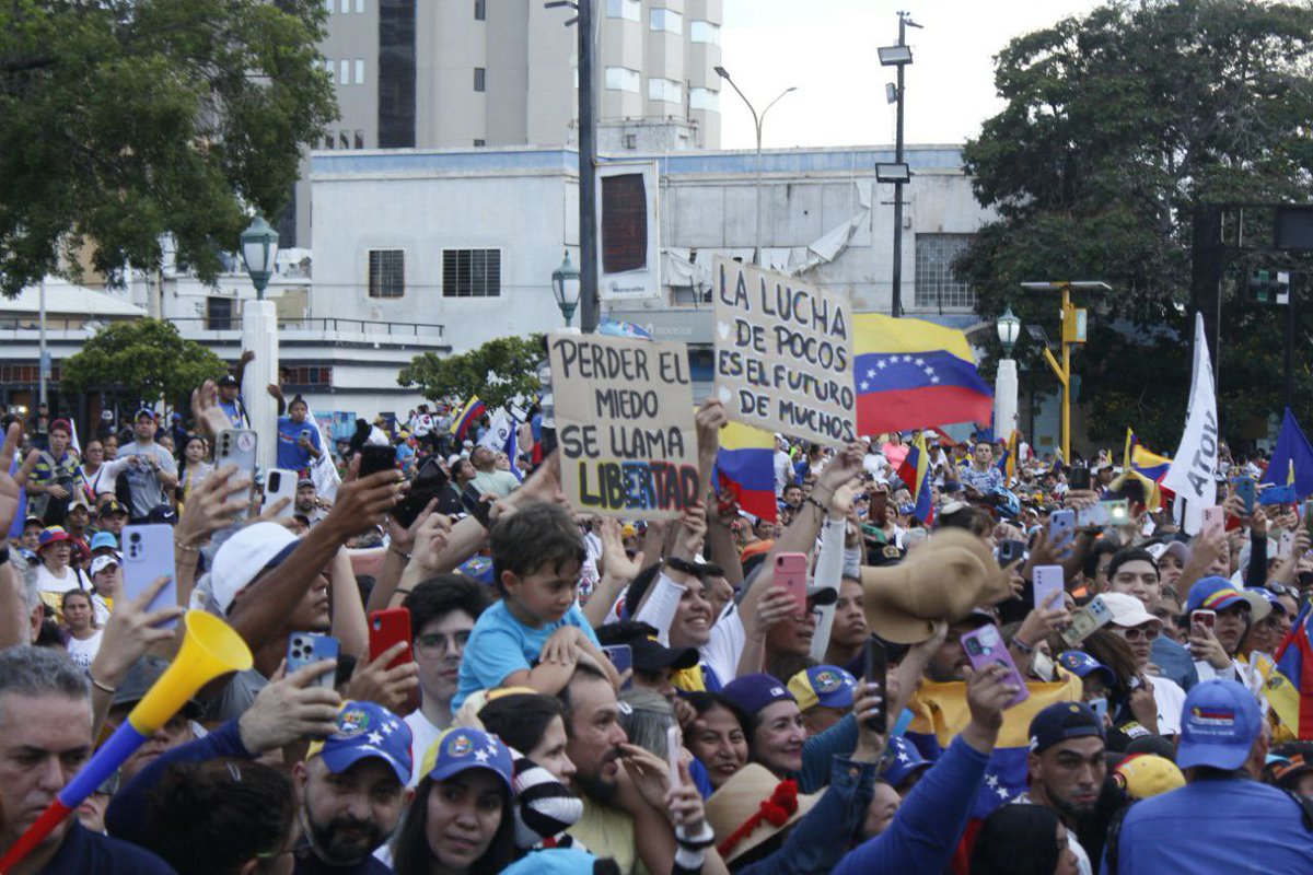 JuanPGuanipa's tweet photo. Con este dump se demuestra que el Zulia aguerrido se une a la lucha por la libertad junto a @EdmundoGU. 

Faltan solo 4 días para la gran victoria. 

¡Viva Venezuela libre! 🇻🇪 https://t.co/mx7zQHvGsS