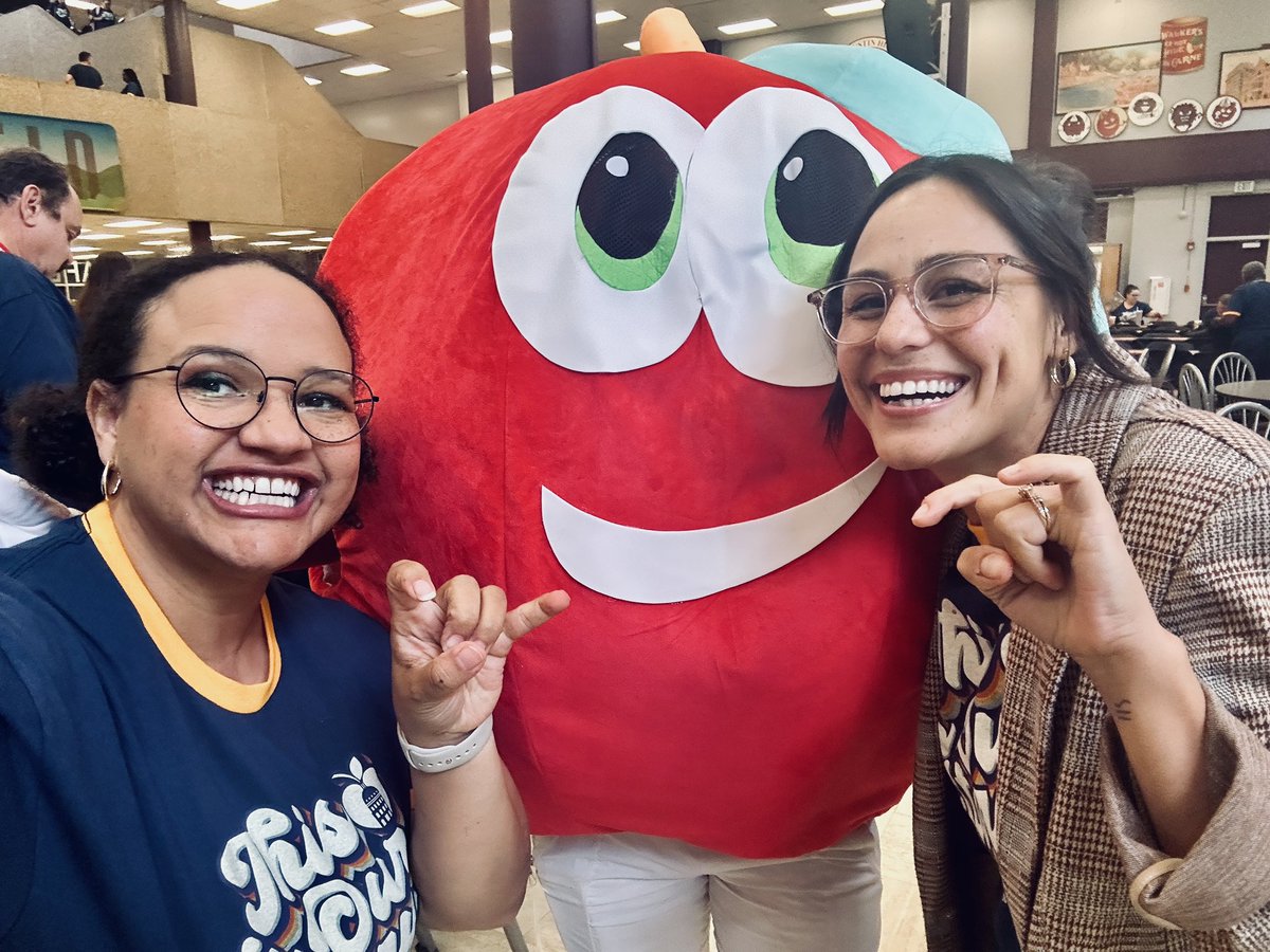 Spotted in the wild! <a href="/BigRedAISD/">BIG RED AISD</a> snapped a pic with <a href="/MKenderEDU/">Melissa Kender (she/her)</a> and me! 🤩
<a href="/GMMS_AISD/">General Marshall Middle School</a>