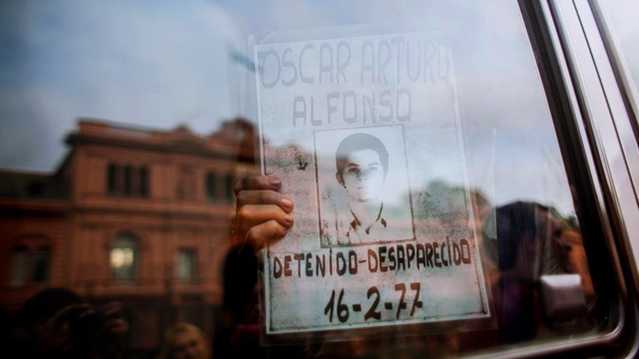 diariodeBA's tweet photo. 💬 "Vemos el primer paso hacia la liberación de criminales de lesa humanidad"
👉🏻 Familiares y abogados de franceses desaparecidos en la Argentina denunciaron que el gobierno nacional busca poner en libertad a genocidas
➡️ https://t.co/ABV3UiotHG https://t.co/My5IH7nDE5