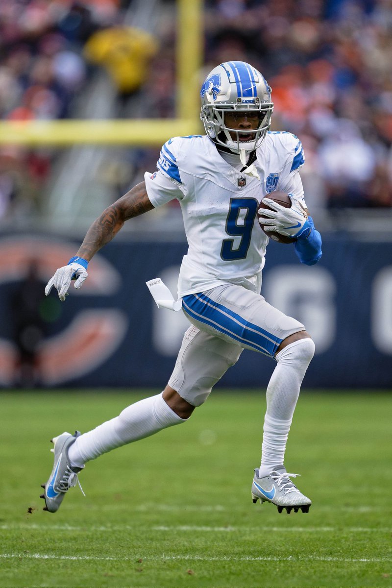SKProFootball's tweet photo. Detroit Lions WR Jameson Williams vomited mid-stride after catching a touchdown. He then took a knee, wiped off the vomit, and got back to practice.

Via @BrandNewDET

#NFL #Detroit #Lions https://t.co/chdb5J1MTU