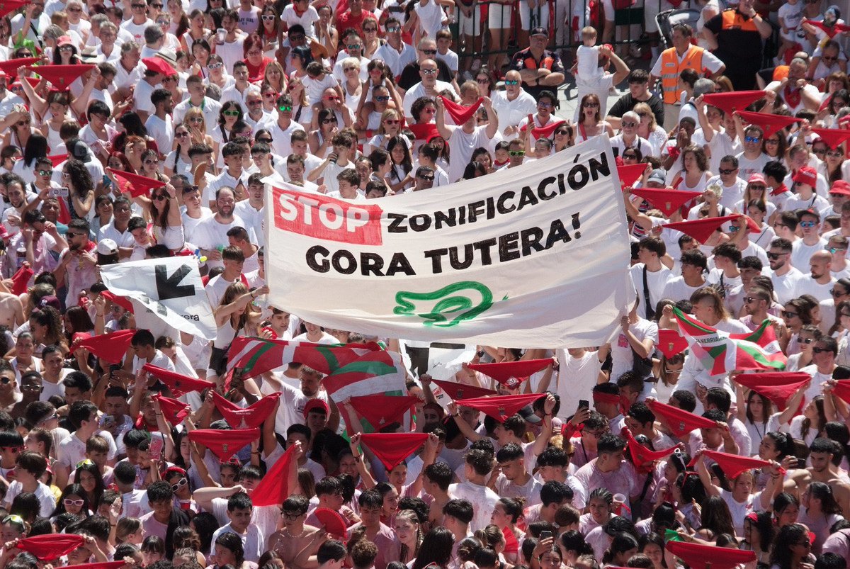RedTifosiTM's tweet photo. Honor a esa gente, que siendo minoría y en un ambiente hostil, se afanan en reivindicar y defender nuestra Lingua Navarrorum…

Gora Tutera euskalduna!!! https://t.co/UeqeemZn7o