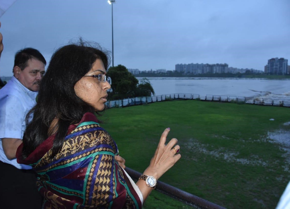 માન. કમિશ્નર શ્રીમતી શાલીની અગ્રવાલ IAS દ્વારા વિયર કમ કોઝ વે તથા તેને સંલગ્ન કંટ્રોલ રૂમની મુલાકાત લઇ પરીસ્થિતિની સમીક્ષા કરી સૂચના આપવામાં આવી.