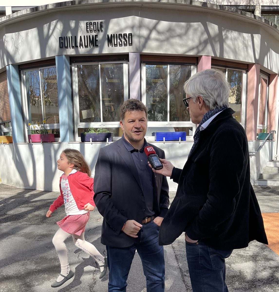 Bernard Lehut (@bernardlehut) on Twitter photo Ce jeudi 25/7 dans <a href="/LVT_RTL/">Laissez-Vous Tenter - RTL</a> à 8h45, rediffusion du reportage avec <a href="/Guillaume_Musso/">Guillaume Musso</a> venu inaugurer l’école portant son nom à Antibes à l’occasion de la sortie de son roman #quelquundautre chez <a href="/calmann_levy/">EditionsCalmann-Lévy</a>. Ce jeudi 25/7 dans <a href="/LVT_RTL/">Laissez-Vous Tenter - RTL</a> à 8h45, rediffusion du reportage avec <a href="/Guillaume_Musso/">Guillaume Musso</a> venu inaugurer l’école portant son nom à Antibes à l’occasion de la sortie de son roman #quelquundautre chez <a href="/calmann_levy/">EditionsCalmann-Lévy</a>.