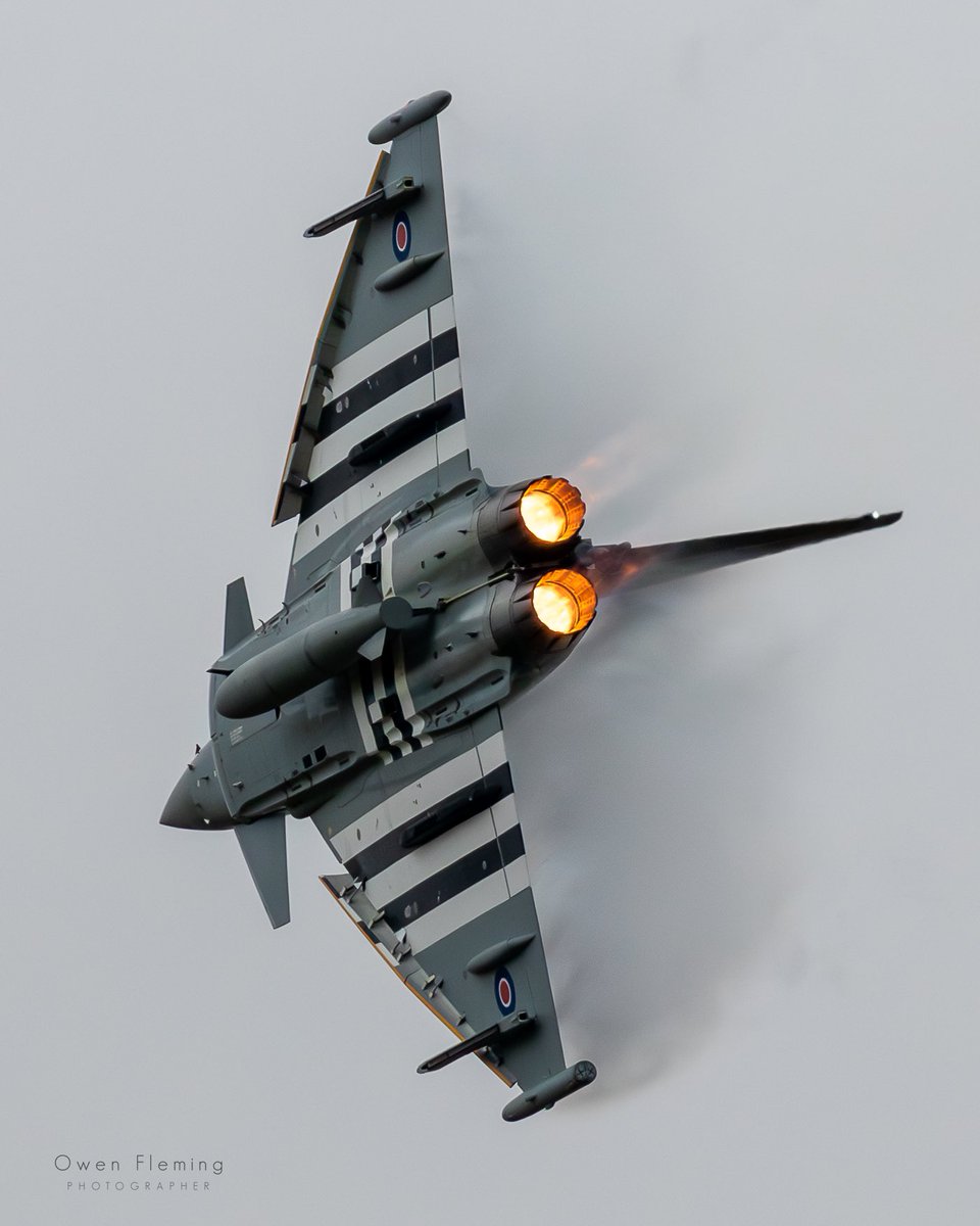 Owenfleming01's tweet photo. Flt Lieutenant David ‘Turbo’ Turnball Making His Own Clouds On The Typhoon During His Demonstration At RIAT2024 Flying Moggy The D Day 80th Anniversary Jet ✈️🇬🇧
@TyphoonDisplay | @RAFTyphoonTeam |
#typhoondisplayteam #RIAT2024 #Typhoon #Canonphotography https://t.co/89ZmBLddij