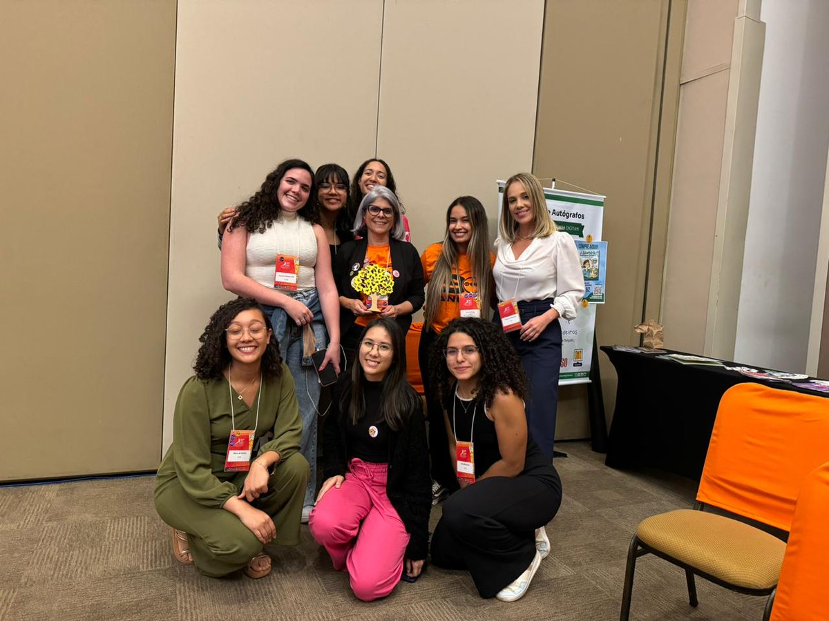 MeninasComp's tweet photo. ✨️Da uma olhadinha no pessoal que estava presente ontem no evento 😍😍 Hoje já tivemos a roda de conversa onde o Meninas.Comp esteve presente. Maaas o evento é até as 17h30 com uma palestra sobre IA 👩‍💻 Amanhã é o último diaaa, venha que ainda dá tempo 🚀 #MeninasComp #CSBC2024 https://t.co/cIbM9dduA7